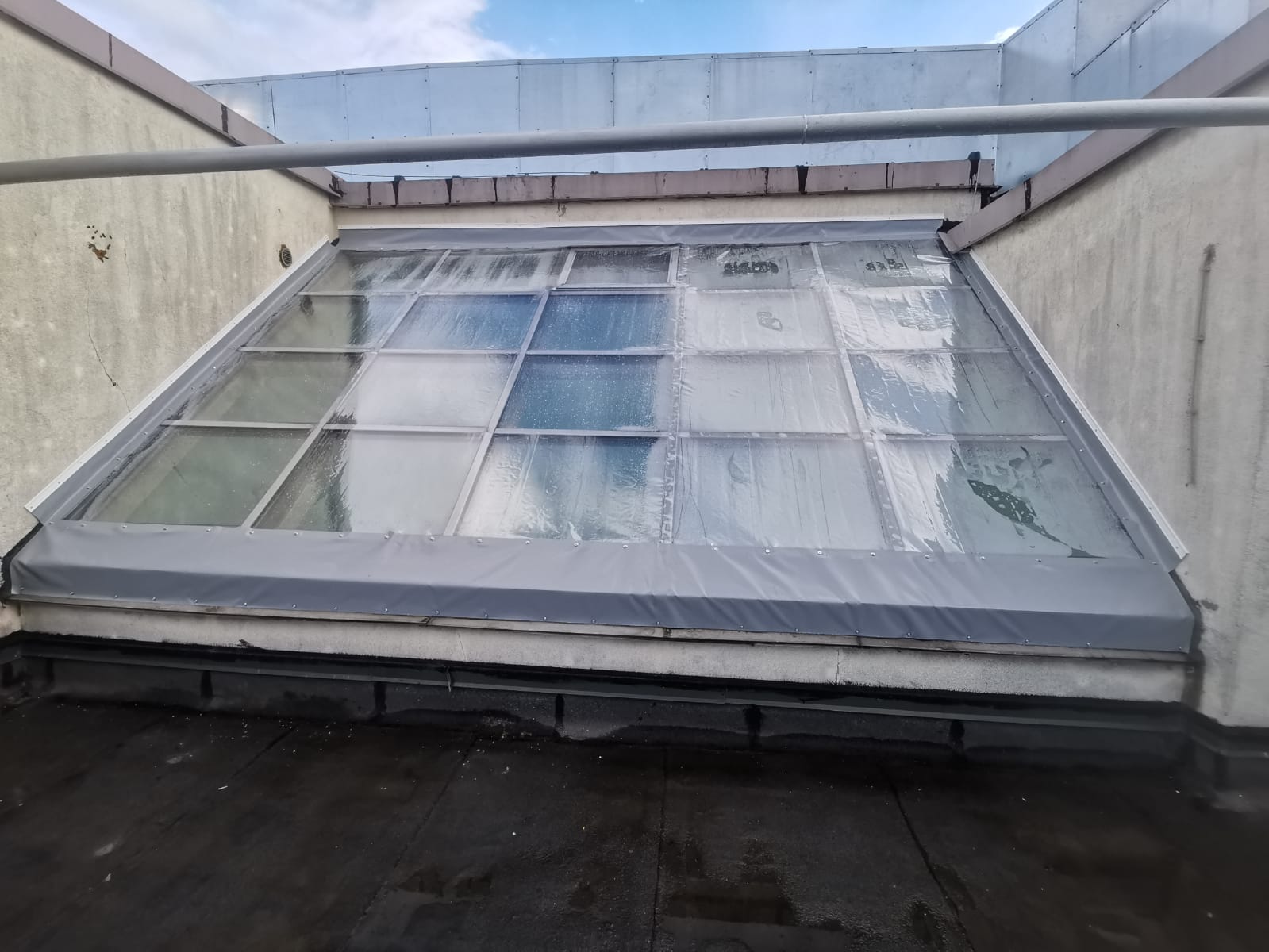 Накладная штора на протекающее окно